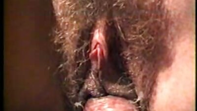 Seksi milfica Helen pokazuje svoje vruće tijelo masturbirajući i sisajući kurac
