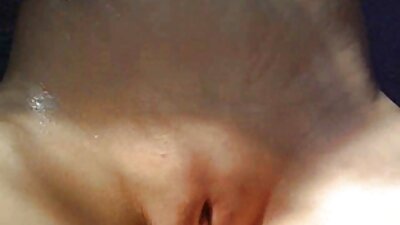 Seksi milfica pokazuje svoje vruće tijelo gola i u odjeći koja otkriva